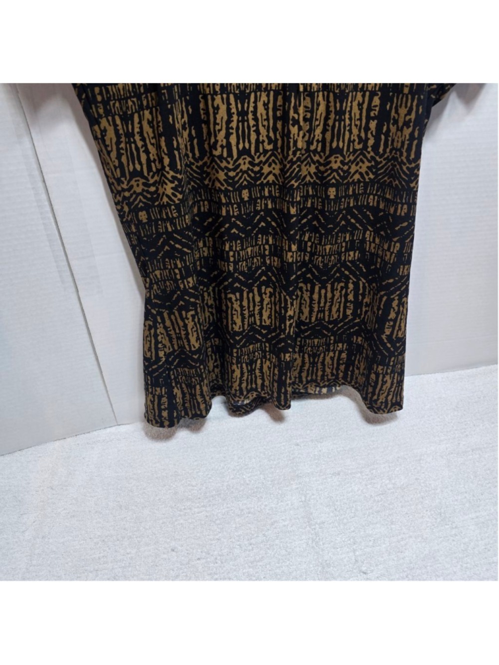 Women's Liz & Co. Black Gold Abstract Short Sleeve Tee L - Picture 6 of 9